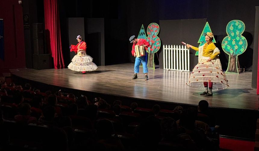 Başkan Çerçioğlu minik sanatseverleri tiyatro ile buluşturdu