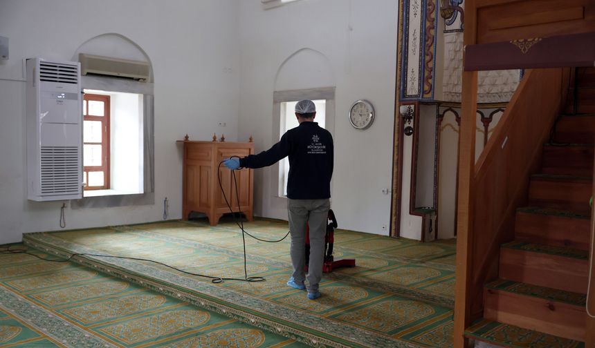 Başkan Çerçioğlu’nun öncülüğünde camilerde temizlik çalışmaları sürüyor