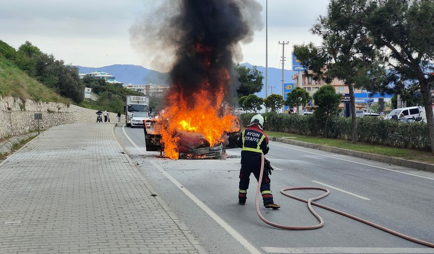 Aynı noktada 2 araç alevlere teslim oldu