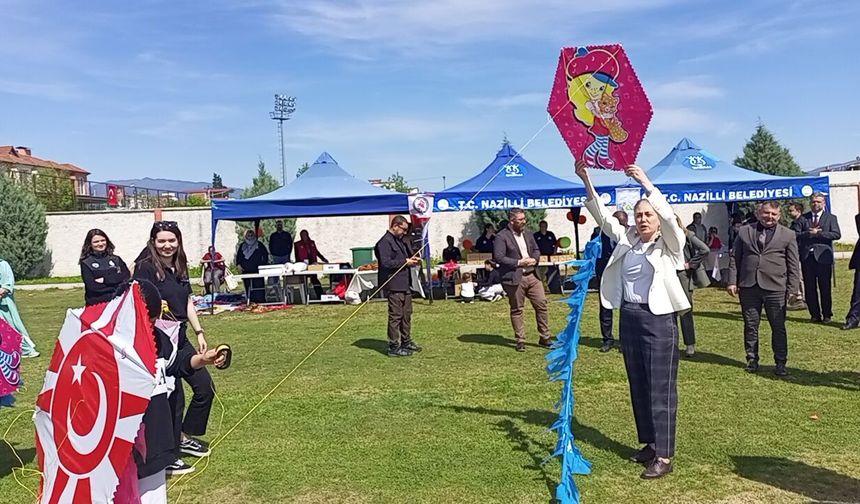 Nazilli’de gökyüzü renklendi.. Uçurtmalar bayramı müjdeledi