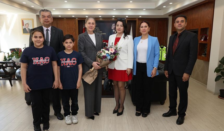 Kaymakam Kan koltuğunu çocuklara devretti