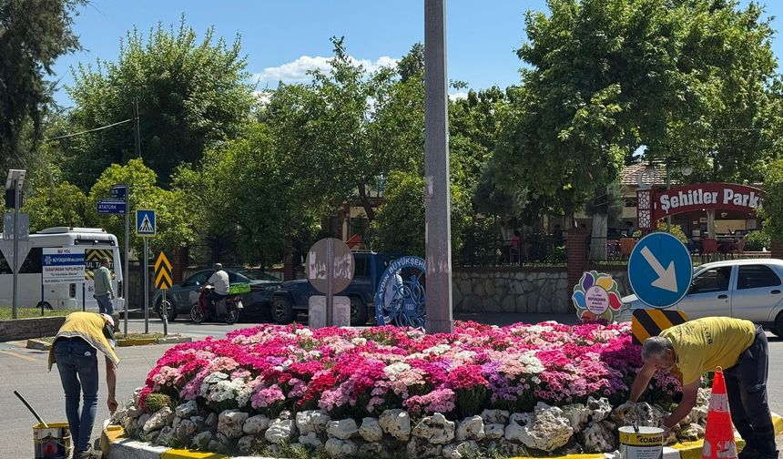Aydın Büyükşehir’den Nazilli’de yoğun mesai: Baharın gelişiyle renkli görüntüler oluştu