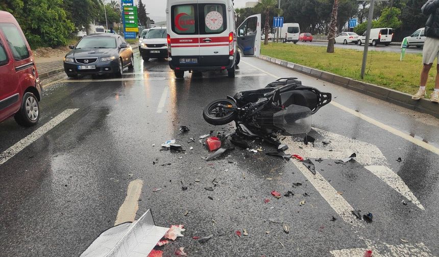 Kırmızı ışıkta bekleyen araca çarpan motosiklet sürücüsü ağır yaralandı