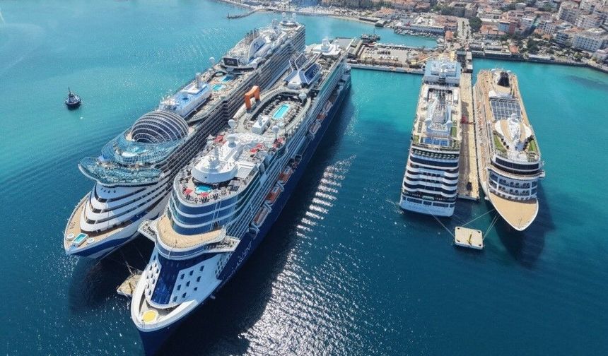 Kuşadası'na 4 gemi ile 10 bin 800 turist geldi