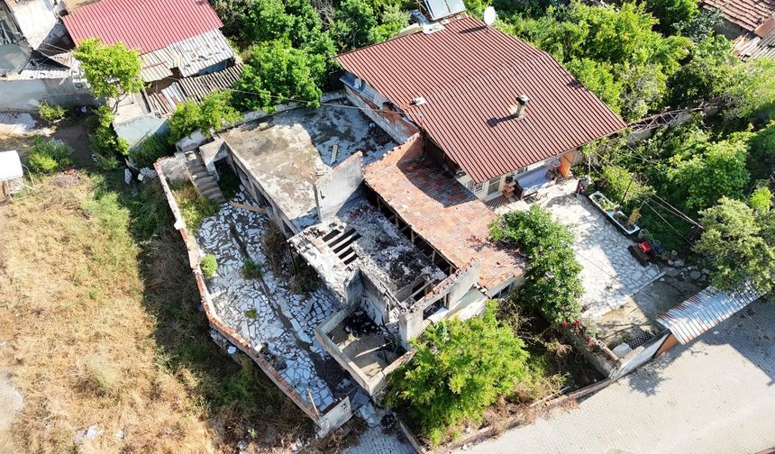 Nazilli’de 25 metruk bina yıkıldı