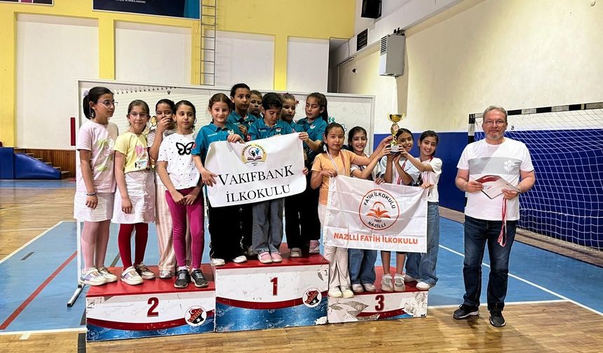 Nazilli Vakıfbank İlkokulu kızları satrançta Aydın şampiyonu oldu