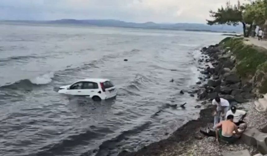 Kuşadası’nda otomobil denize uçtu: 1 yaralı
