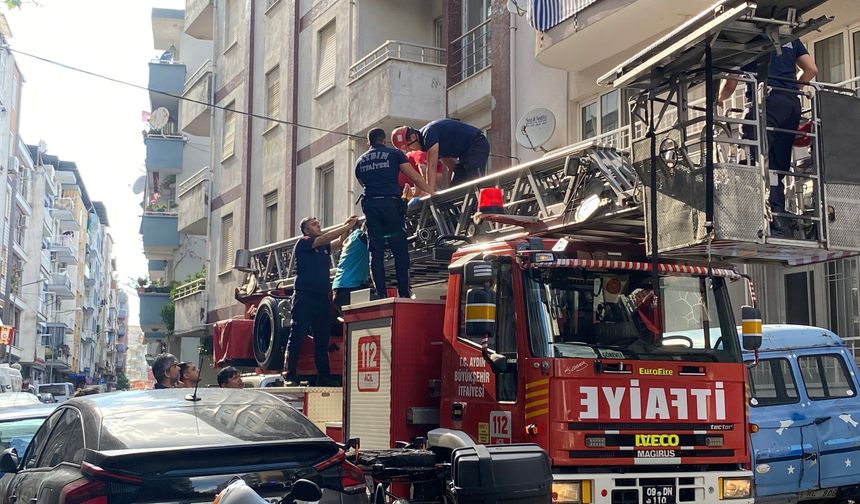 Dar merdivenden indirilemeyen hastanın imdadına itfaiye ekipleri yetişti