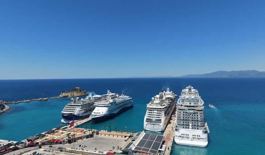 Kuşadası’na 4 kruvaziyer ile 9 bin turist geldi