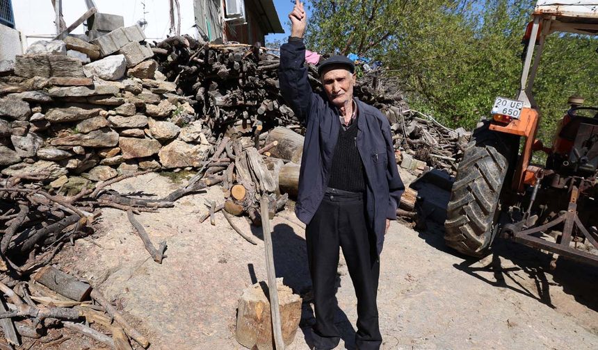 94 yaşındaki Salih amca gençlere taş çıkarıyor