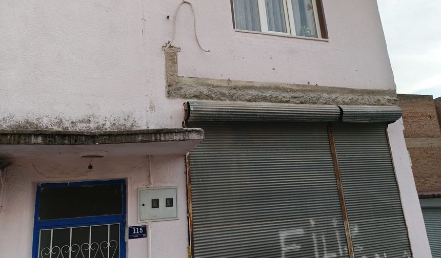 Balkonu çöken bina mühürlendi