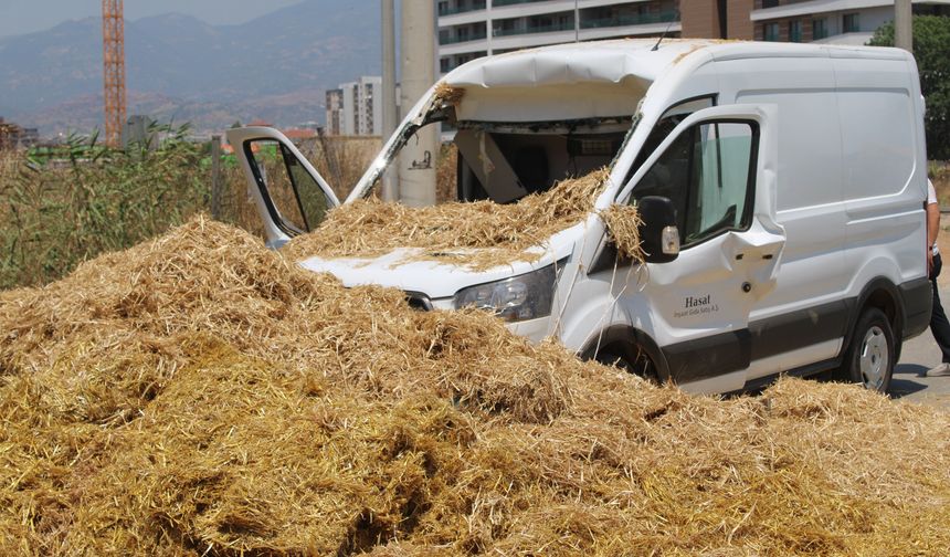 Köprüye takılan saman balyaları kamyonetin üzerine devrildi: 1 yaralı