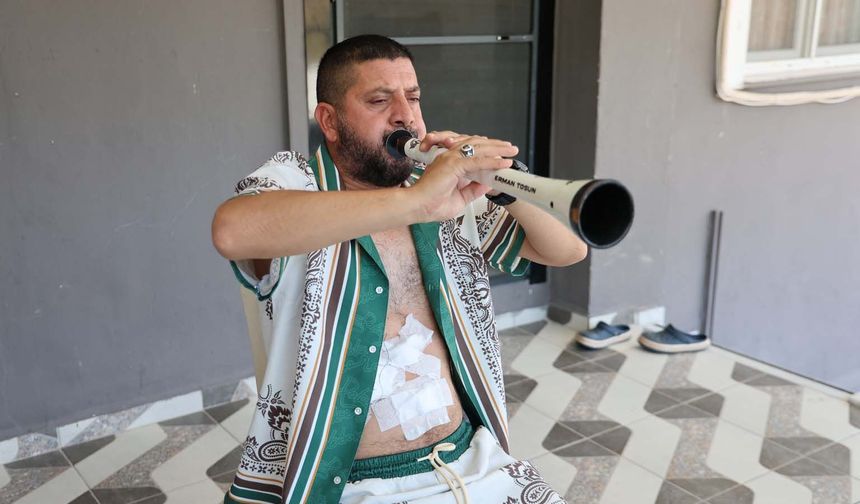 Ameliyattan çıkan hasta solunum egzersizini zurnası ile yaptı