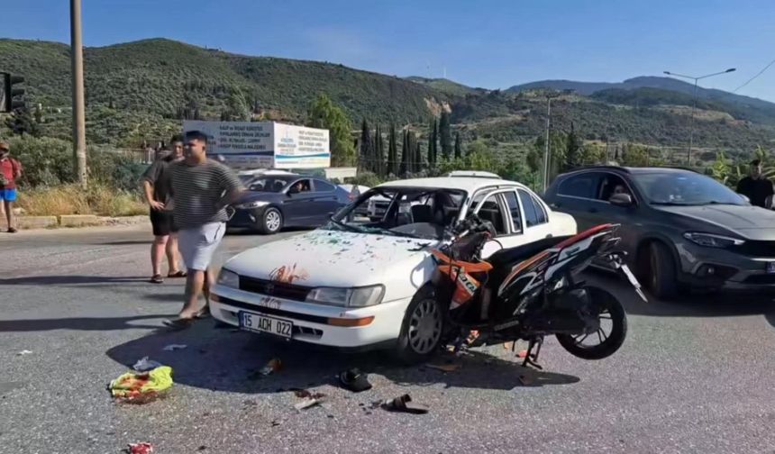 Motosiklet otomobile ok gibi saplandı