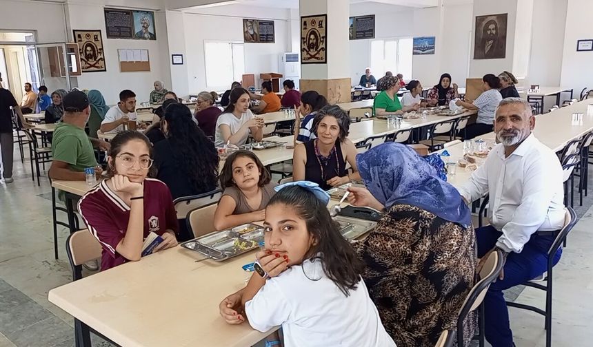 Eğrek Cemevi'nde gelenek yaşatıldı.. 1.200 kişiye aşure dağıtıldı