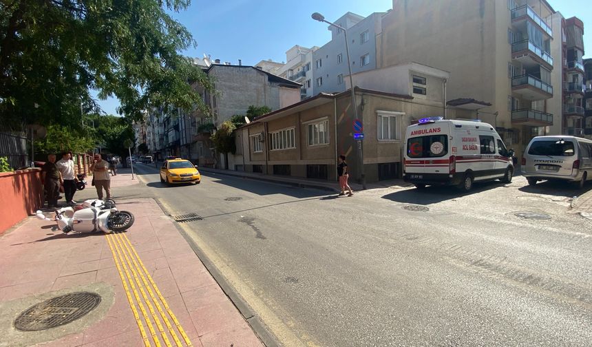 Otomobilin çarptığı motosiklet kaldırıma çıktı