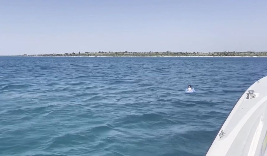 Deniz yatağıyla açığa sürüklenen çocuğu Sahil Güvenlik kurtardı
