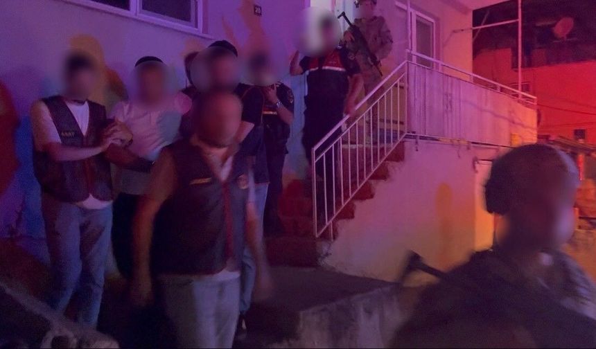 53 yılla aranan 2 firari JASAT'ın sıkı takibinden kaçamadı