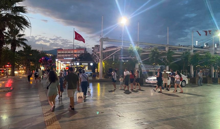 Sıcaktan bunalan vatandaşlar akşam serinliğinde nefes alıyor