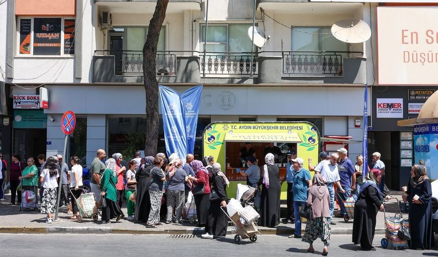 Başkan Çerçioğlu’ndan pazarcı esnafları ve vatandaşlara limonata ikramı