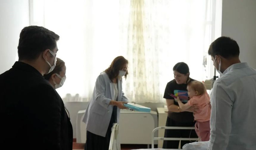 Aydın'da tedavi gören minik hastalara moral oldular
