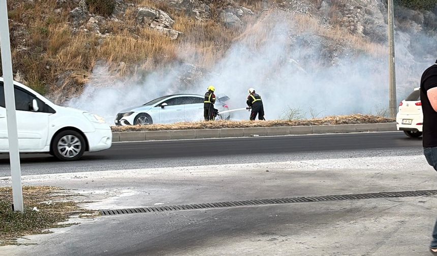 Seyir halindeki otomobil alev aldı