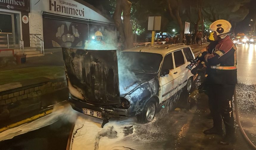 Seyir halindeyken alev alan otomobil kullanılamaz hale geldi