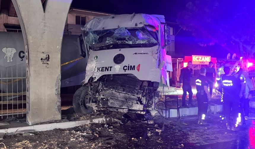 Tır üst geçide çarptı