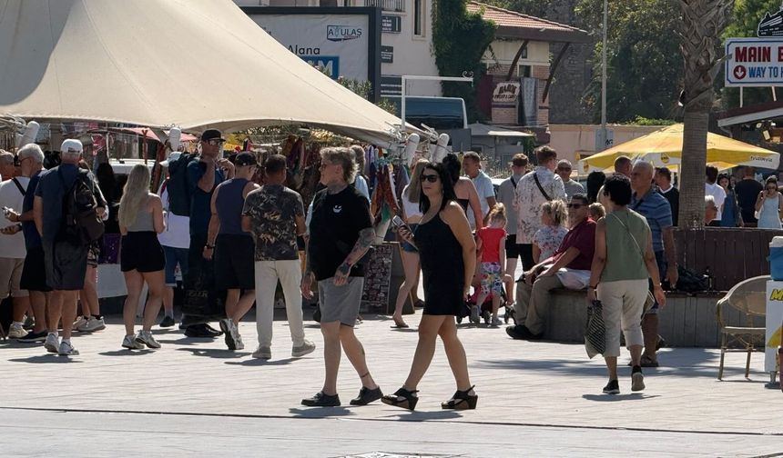 Kuşadası’na 4 kruvaziyerle 11 bin 811 turist geldi