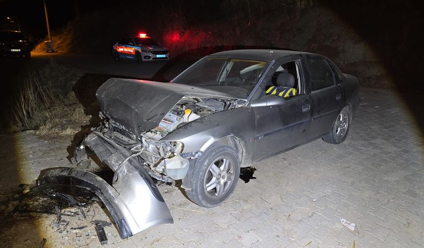 Uçuruma yuvarlanan otomobilde sıkışan sürücü kurtarıldı