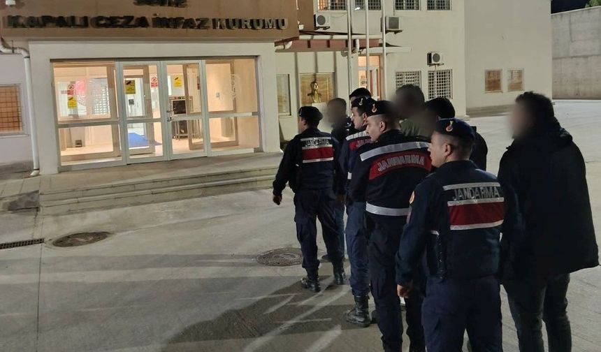 Durdurulan minibüsten 20 düzensiz göçmen çıktı