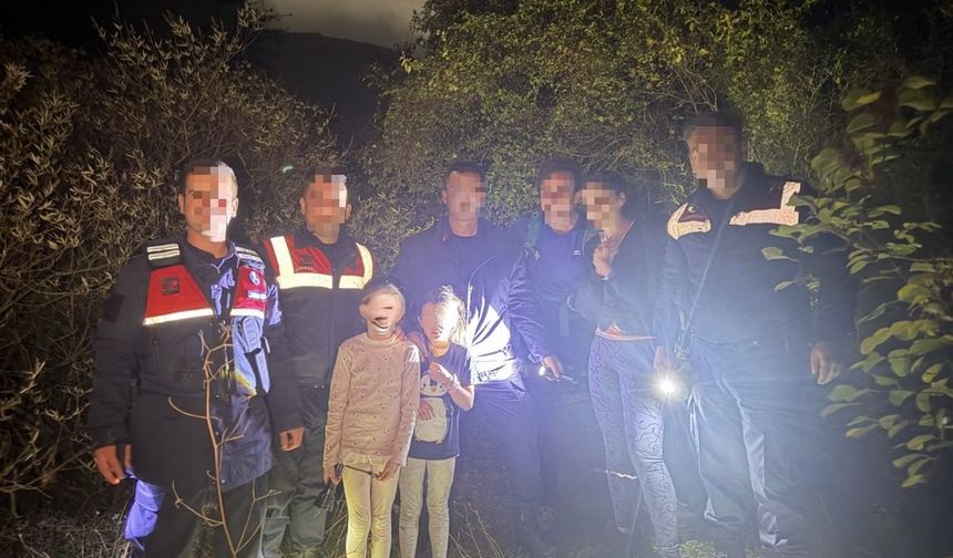 Kaybolan aileyi jandarma ekipleri kurtardı