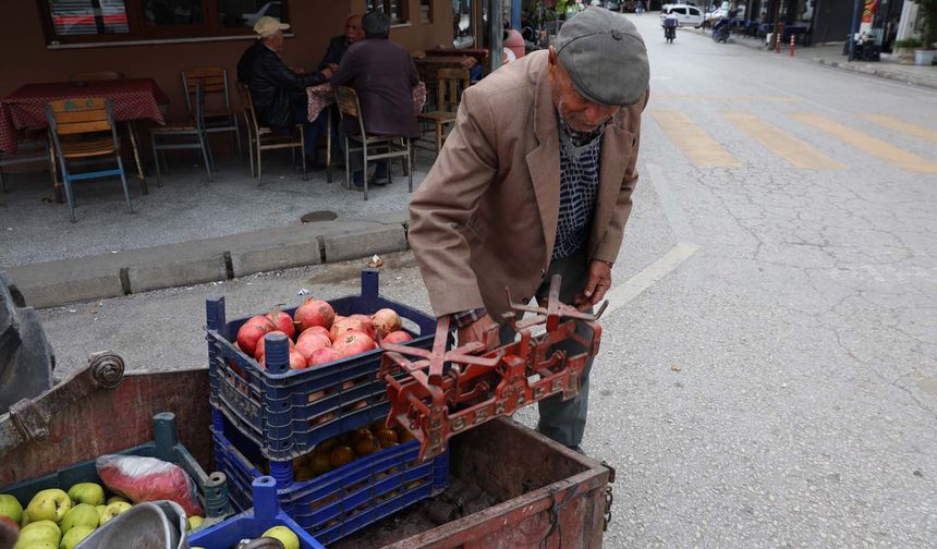 Ali Dede 69 yıllık traktöründen vazgeçemiyor