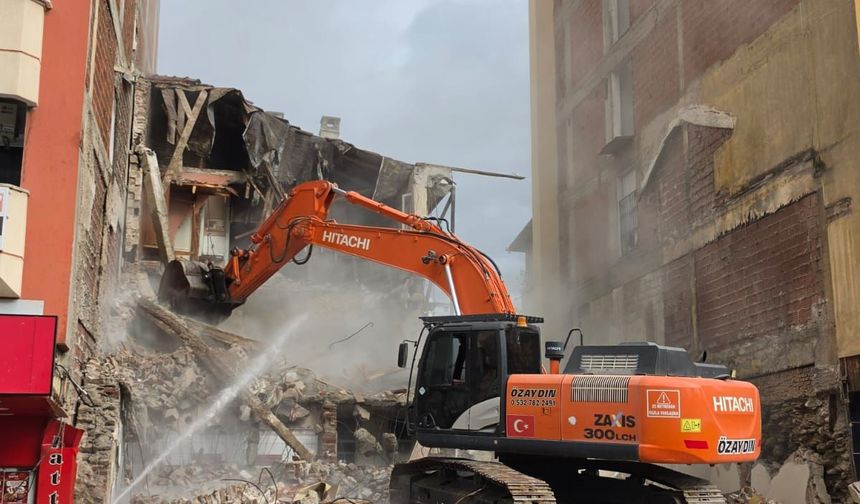 Nazilli’de 80 yıllık veda.. Eski bina tarihe karıştı