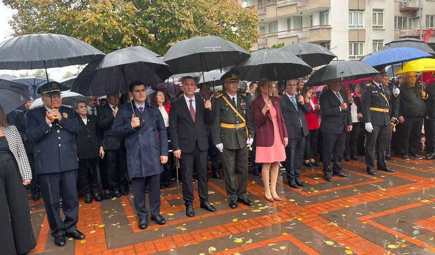 Nazilli’de 29 Ekim coşkusu.. Yağmura meydan okudular