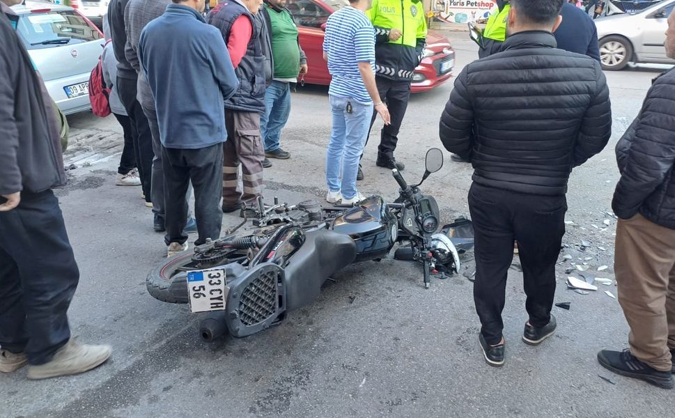 Motosiklet ile otomobil çarpıştı: 1 yaralı