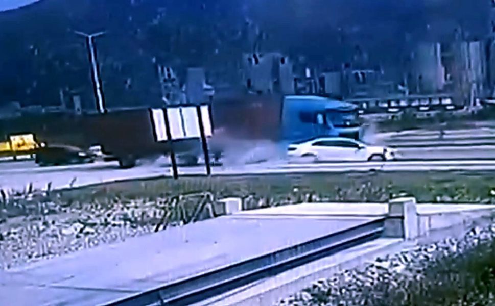 Tırın çarptığı otomobil metrelerce sürüklendi