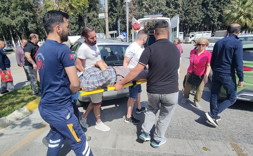 Tansiyonu düşen sürücü, yayalara çarpmamak için ağaca çarptı