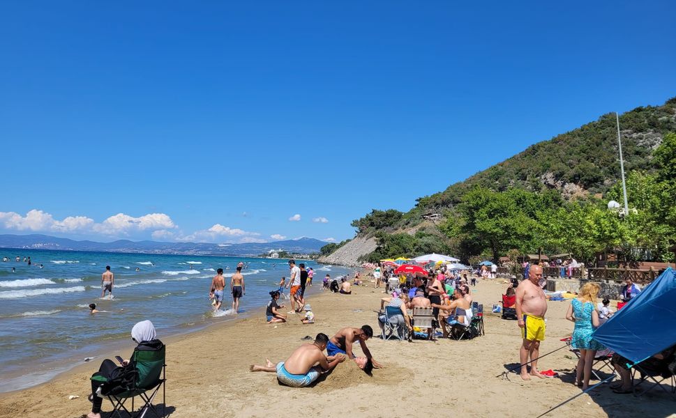 Güneşli hava sahilleri doldurdu