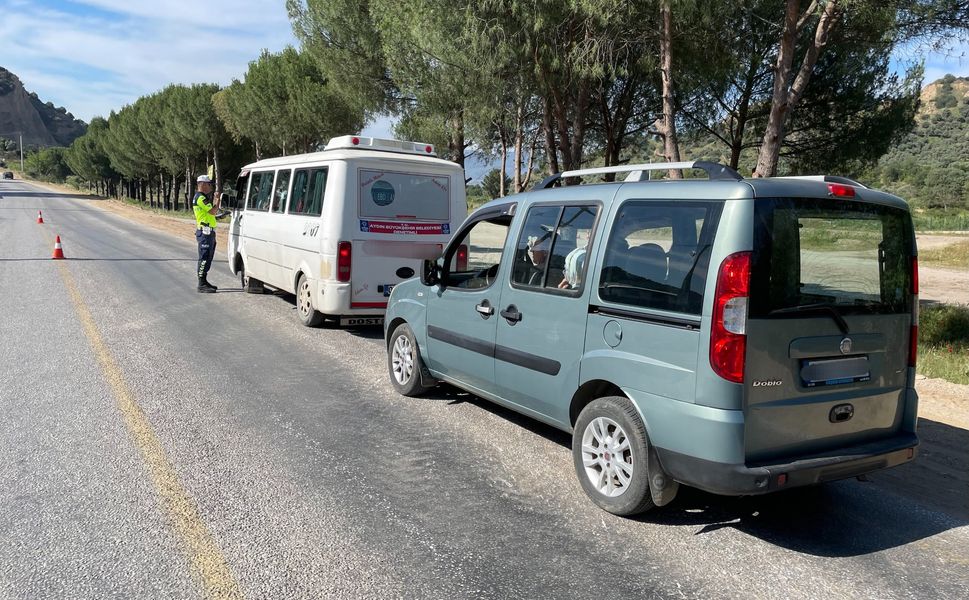Trafik kurallarına uymayan sürücüler jandarmadan kaçamadı