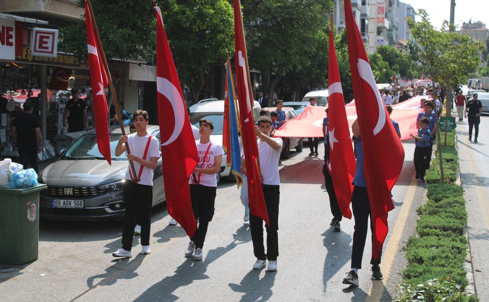 Gençlerin gösterileri ayakta alkışlandı