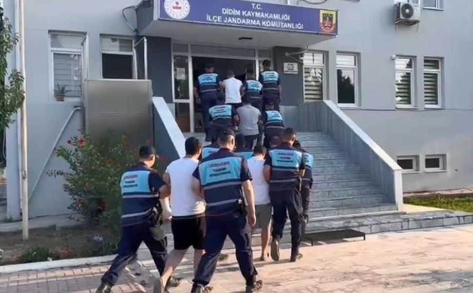 Tur otobüsüne saldıran beş şüpheli tutuklandı