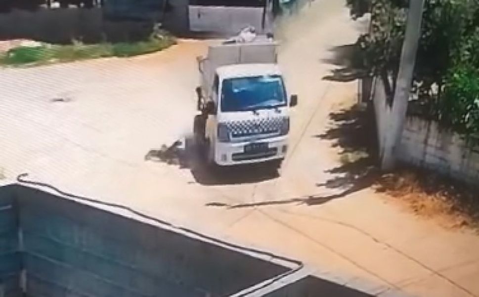 Aydın'da çöp toplama aracından düşen işçi ağır yaralandı
