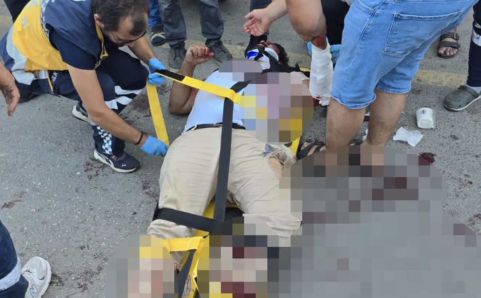 Kamyonet ile motosiklet çarpıştı: 1 ölü, 2 yaralı