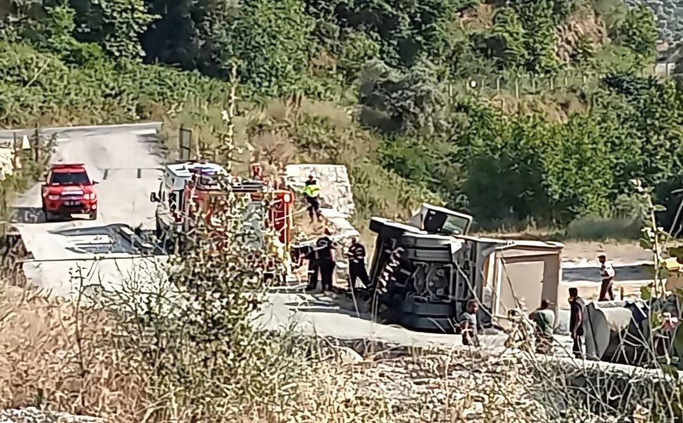 Kum kamyonu devrildi: 1 yaralı