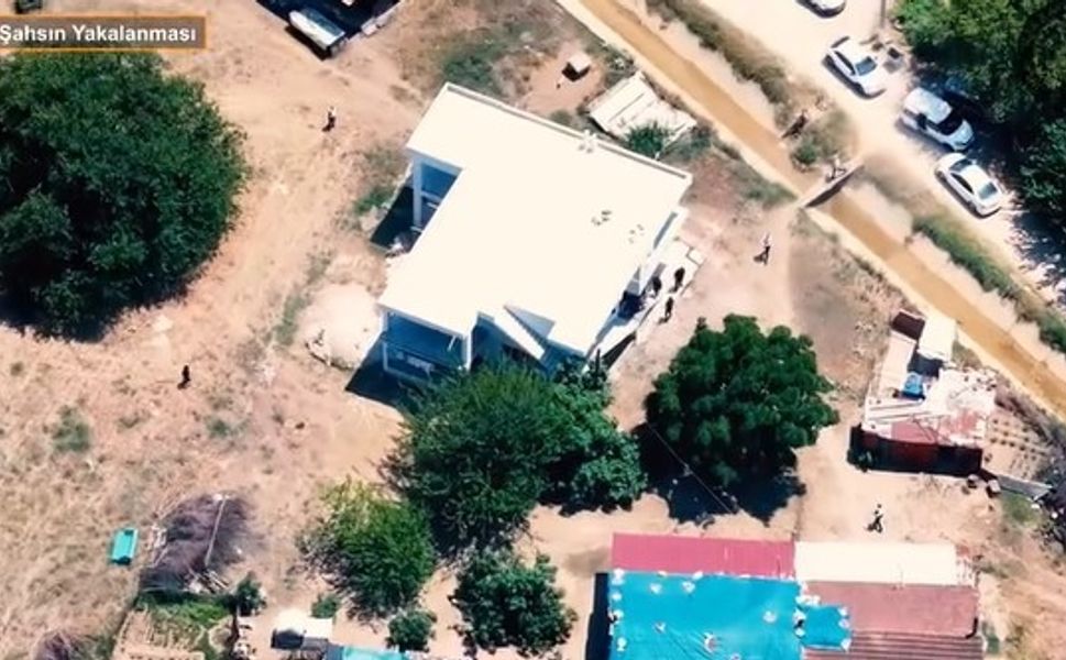 Çocuğun cinsel istismarı suçundan aranan şahsa film gibi operasyon