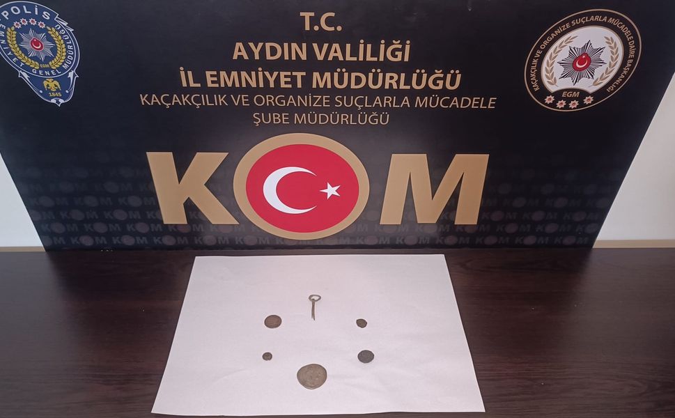 Evde saklanan tarihi paralar ve broş ele geçirildi