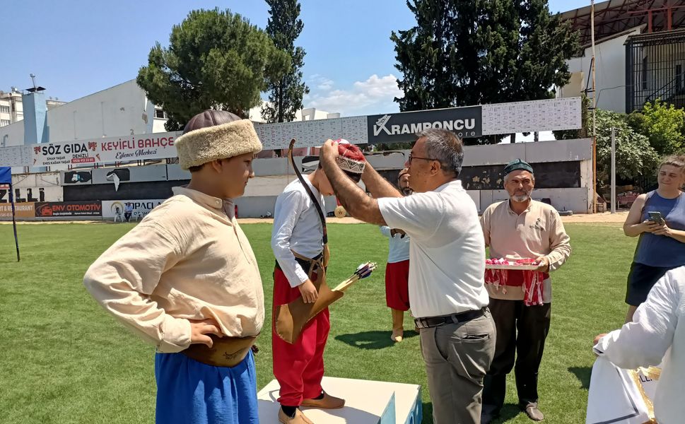 Nazilli’de okçular hedefi onikiden vurdu