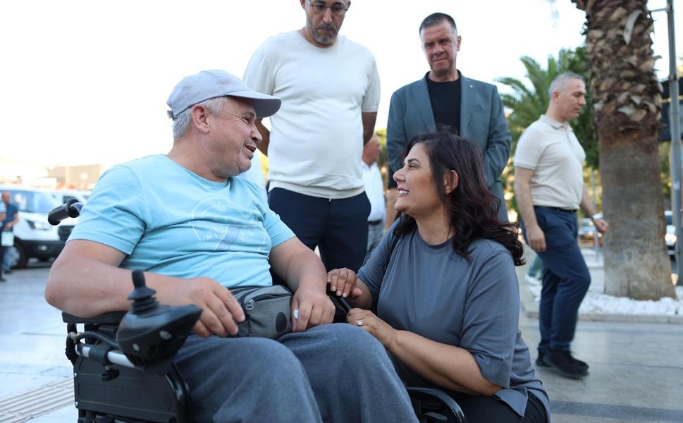 Belediyeye yeni alınan araçları gören yaşlı amcalar, Başkan Çerçioğlu'na böyle teşekkür etti