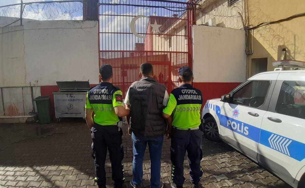 Aranan şahıs otoyol jandarmasına takıldı